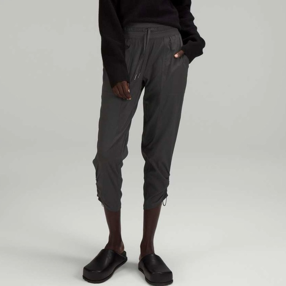 Lululemon Dance Studio Mid-Rise Cropped Pant
Graphite Grey 2023 Size 8